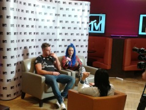 goście na kanapie w mtv