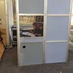 Kabina z tłumaczami symultanicznymi na świeżym powietrzu- Sobibór