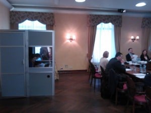 Kabina tłumaczy na sali konferencyjnej