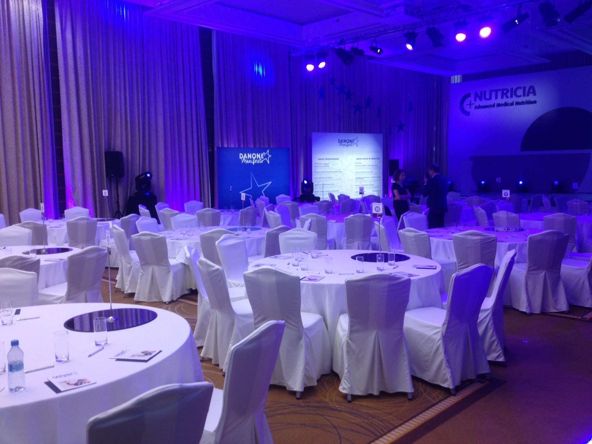 Krzesła i stoły tłumaczenie